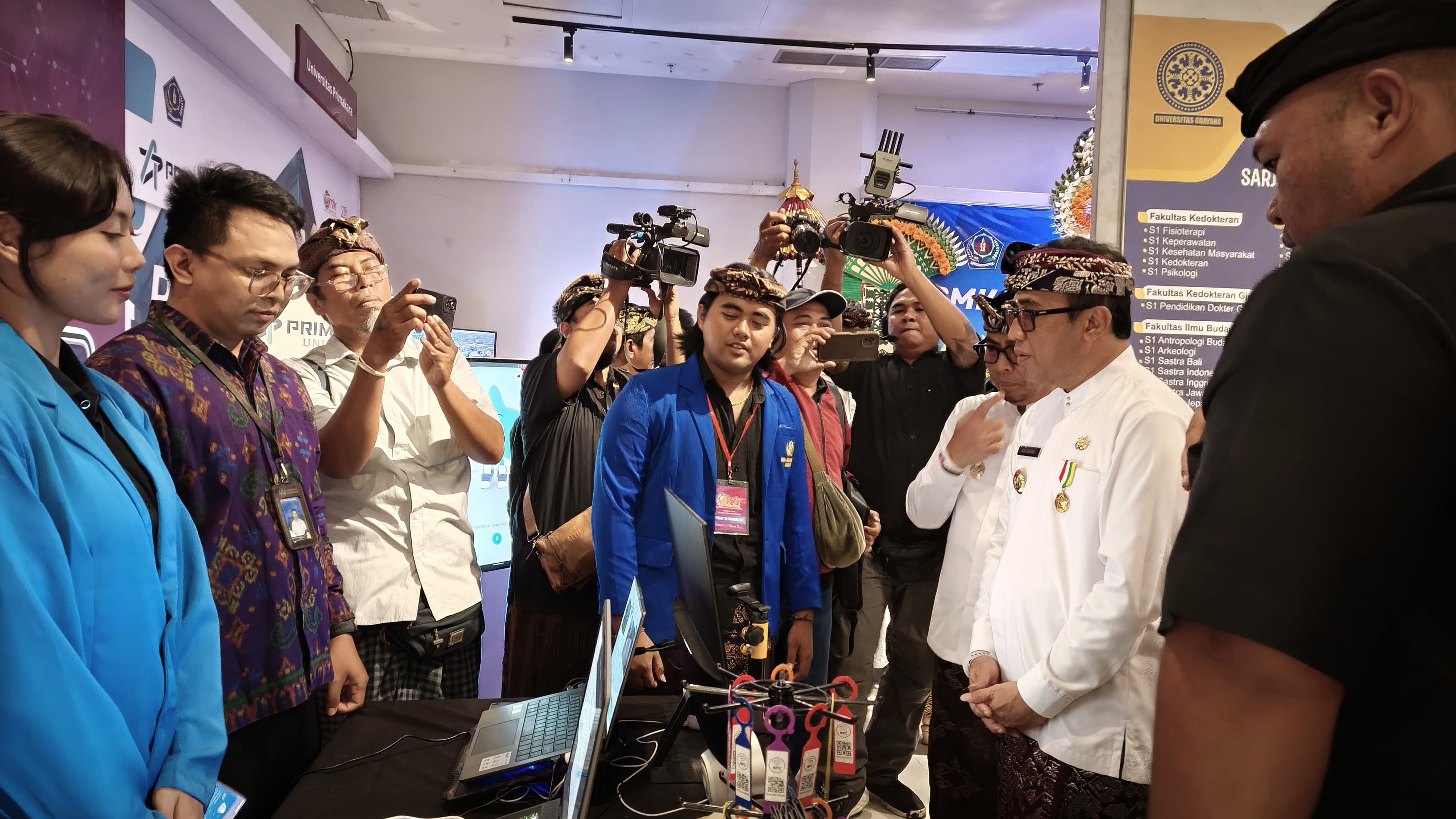 Inovasi Teknik Komputer Warmadewa Sukses Mencuri Perhatian Pengunjung DTIK Festival