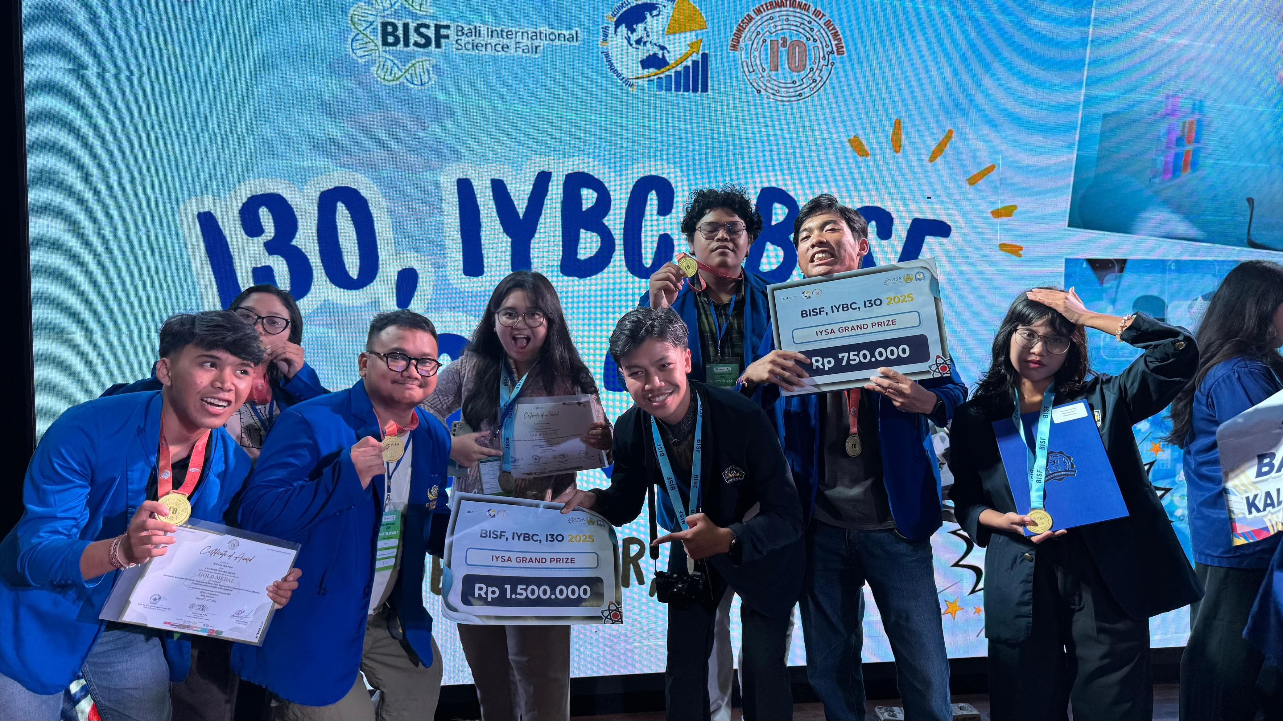 Kembangkan Teknologi Pintar di Bidang Agrikultur, Tim Mahasiswa Teknik Komputer Warmadewa Sabet Emas dan Grand Prize di Ajang IOT Olympiad Internasional